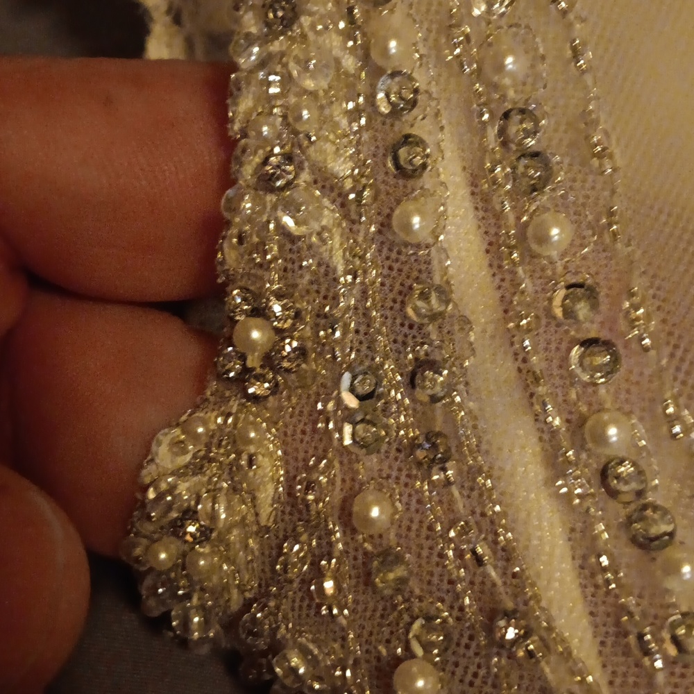 Never worn Wedding Gown size 3 Brand unknown overall length is approx 90" - Picture 6 of 7